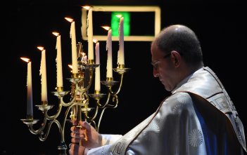 Bishop Tony Randazzo during Benediction at Ignite Conference 2017: Come